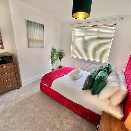 Large Four Bedroom - With Hot Tub And Parking - Sleeps 8 Poole Exteriér fotografie