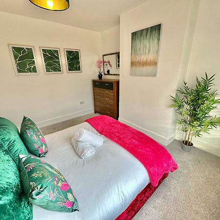 Large Four Bedroom - With Hot Tub And Parking - Sleeps 8 Poole Exteriér fotografie