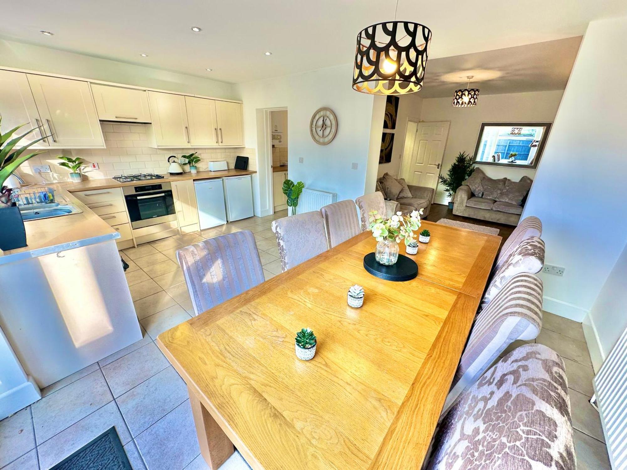 Large Four Bedroom - With Hot Tub And Parking - Sleeps 8 Poole Exteriér fotografie