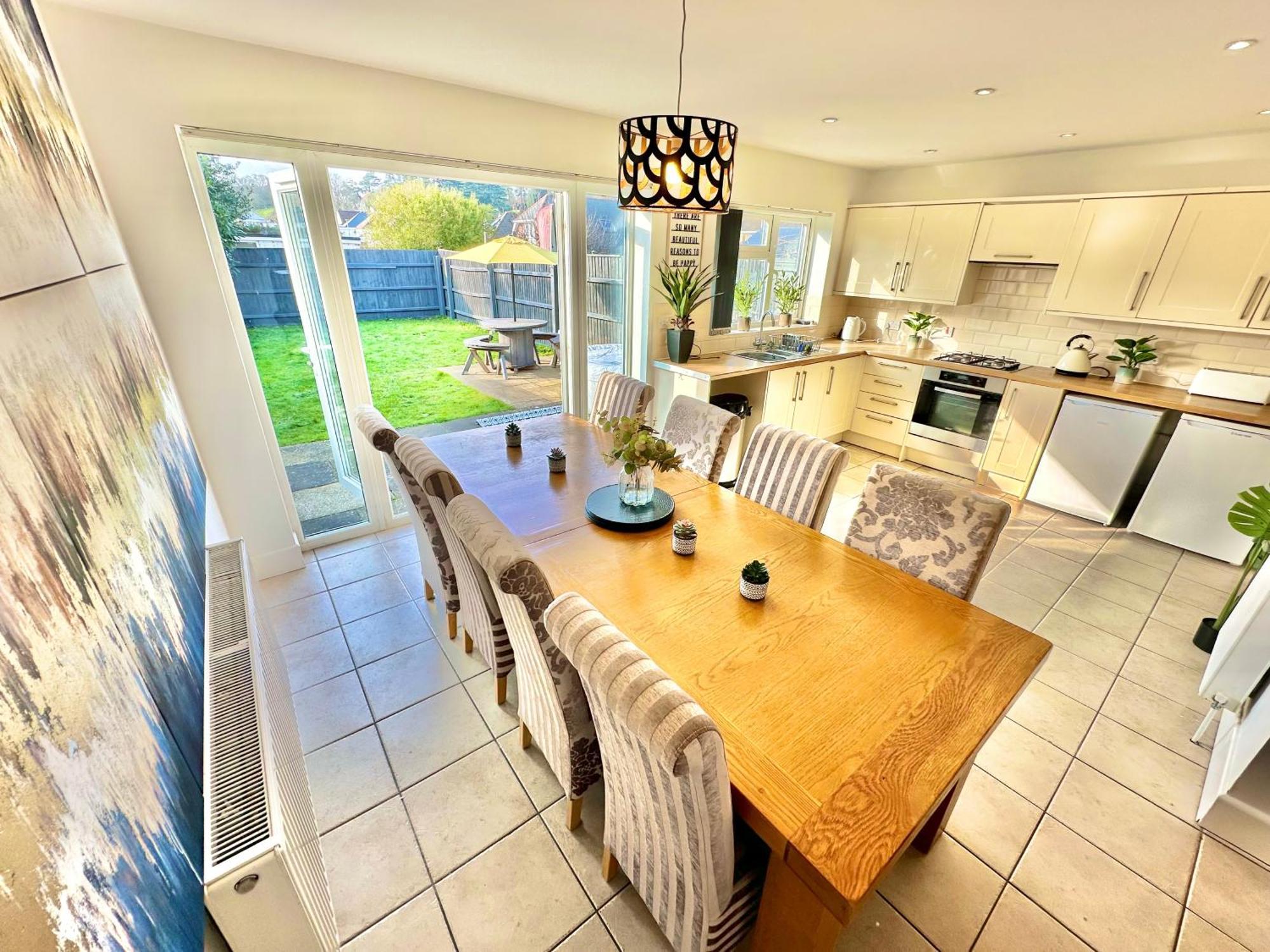 Large Four Bedroom - With Hot Tub And Parking - Sleeps 8 Poole Exteriér fotografie