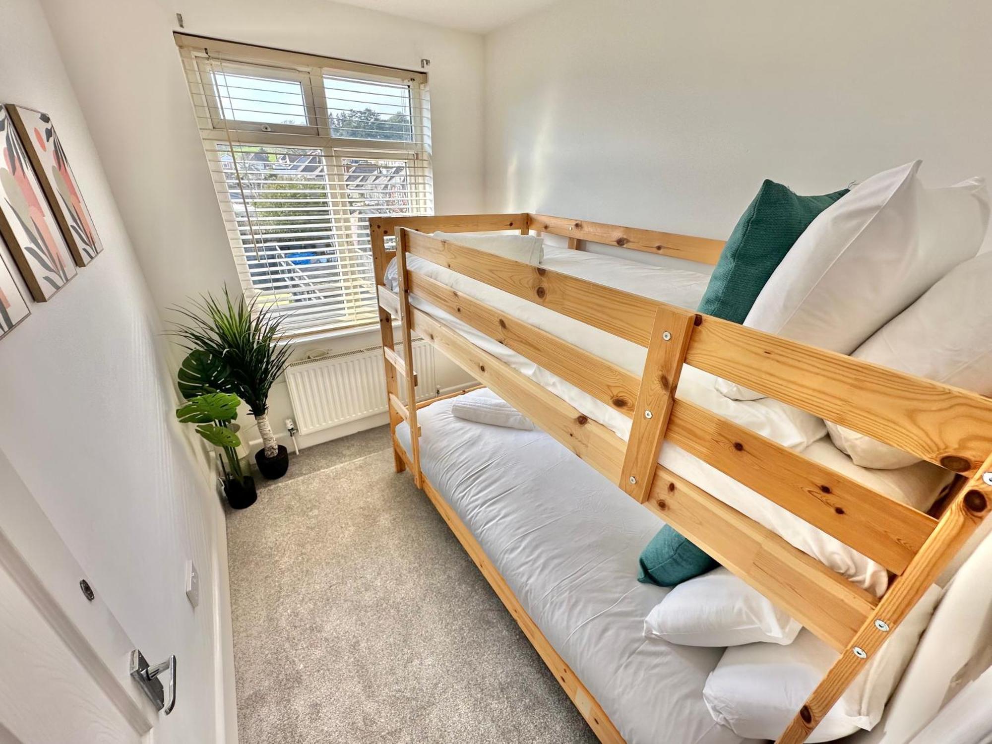 Large Four Bedroom - With Hot Tub And Parking - Sleeps 8 Poole Exteriér fotografie