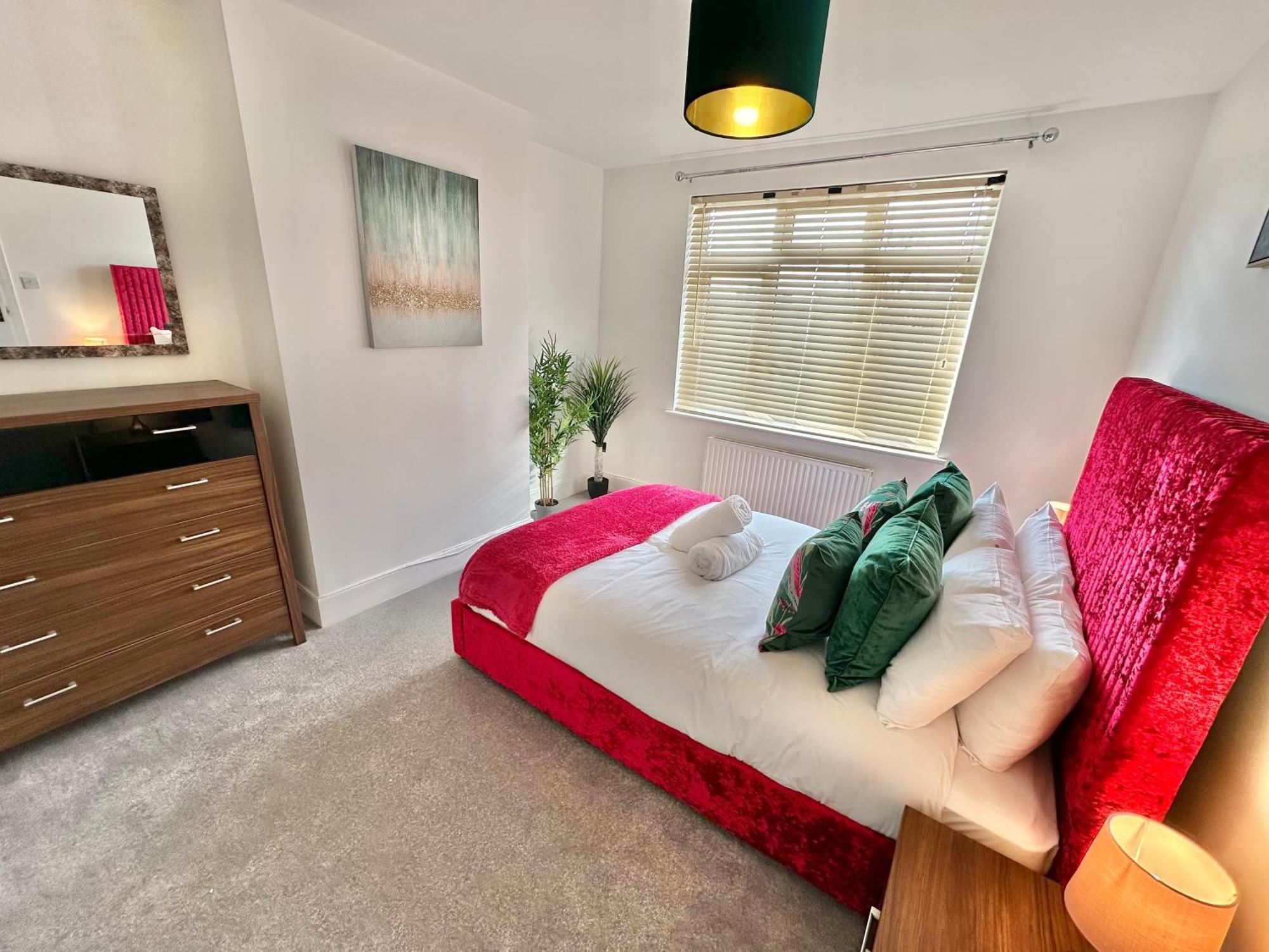 Large Four Bedroom - With Hot Tub And Parking - Sleeps 8 Poole Exteriér fotografie