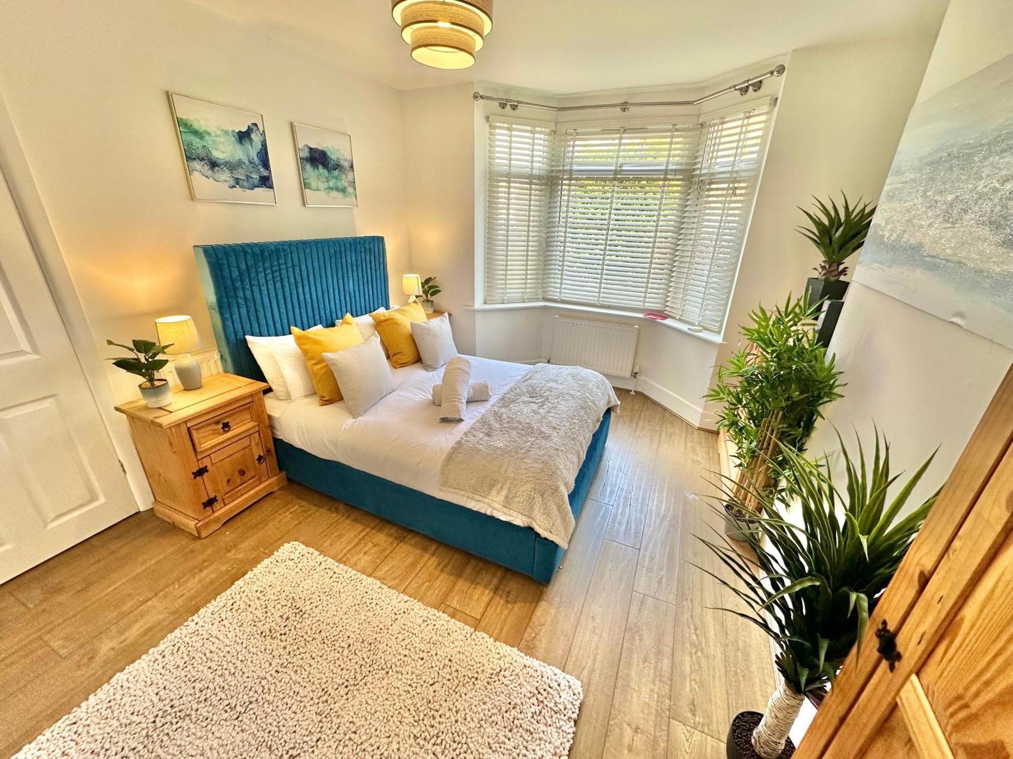 Large Four Bedroom - With Hot Tub And Parking - Sleeps 8 Poole Exteriér fotografie