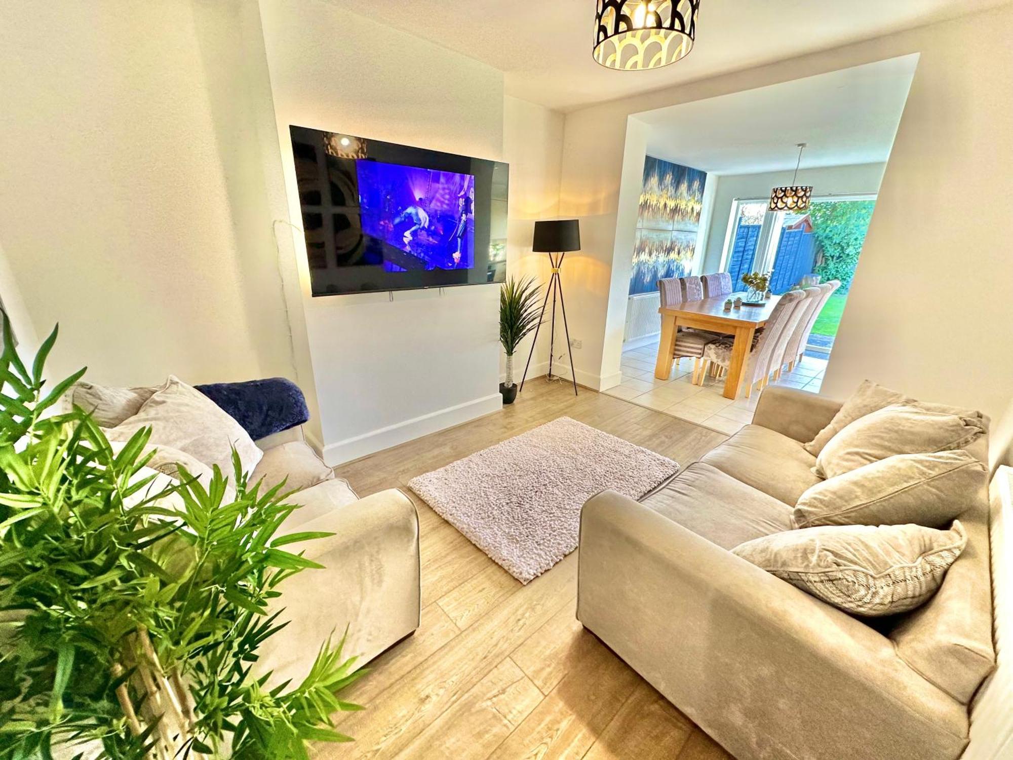 Large Four Bedroom - With Hot Tub And Parking - Sleeps 8 Poole Exteriér fotografie