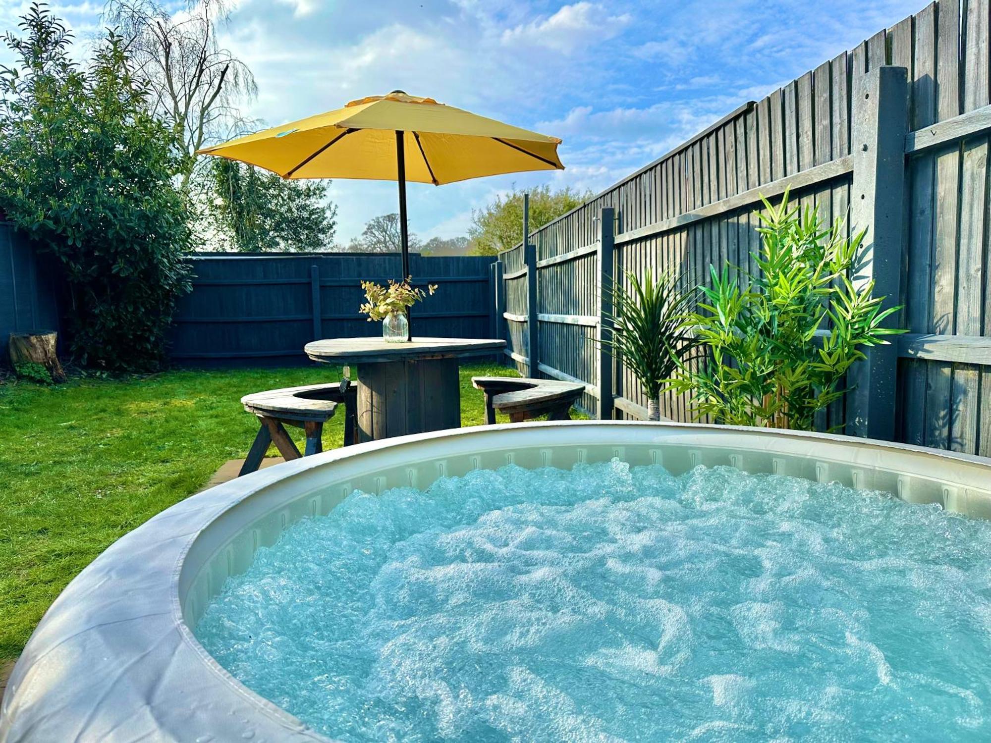 Large Four Bedroom - With Hot Tub And Parking - Sleeps 8 Poole Exteriér fotografie