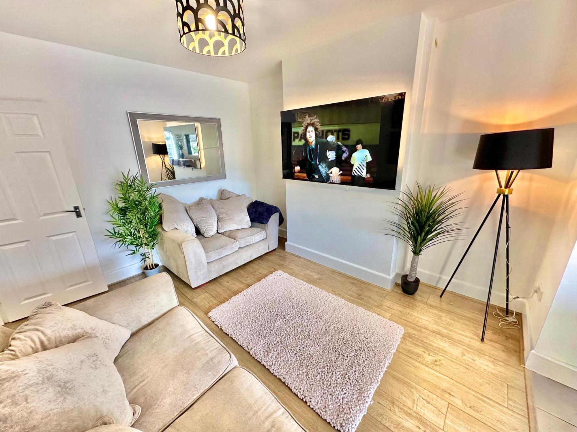 Large Four Bedroom - With Hot Tub And Parking - Sleeps 8 Poole Exteriér fotografie