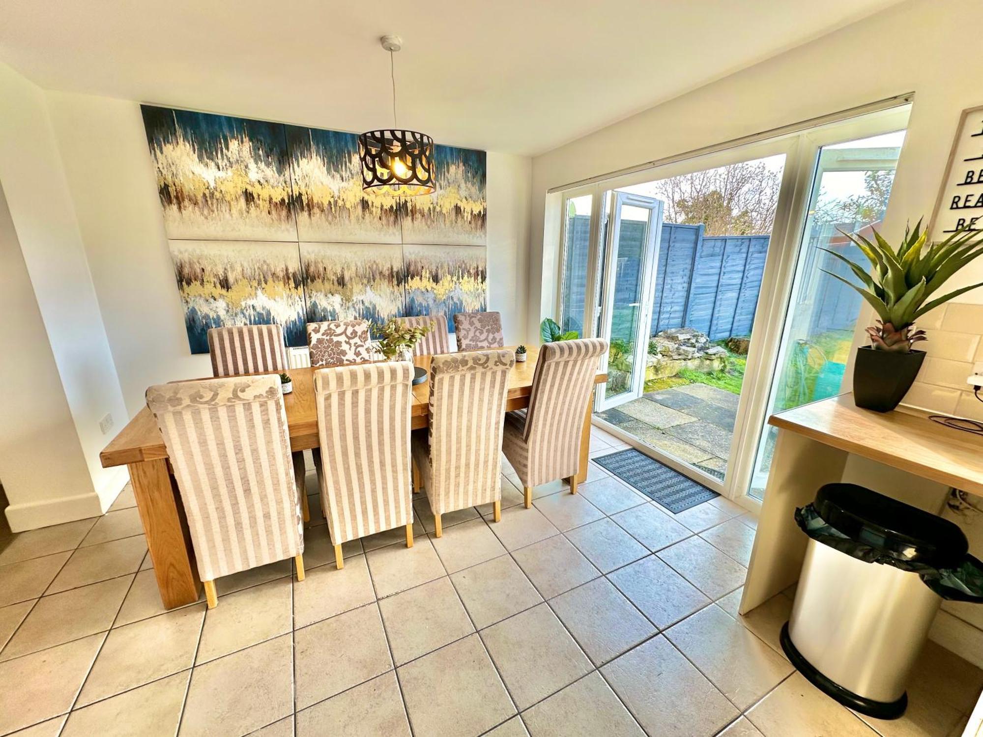 Large Four Bedroom - With Hot Tub And Parking - Sleeps 8 Poole Exteriér fotografie