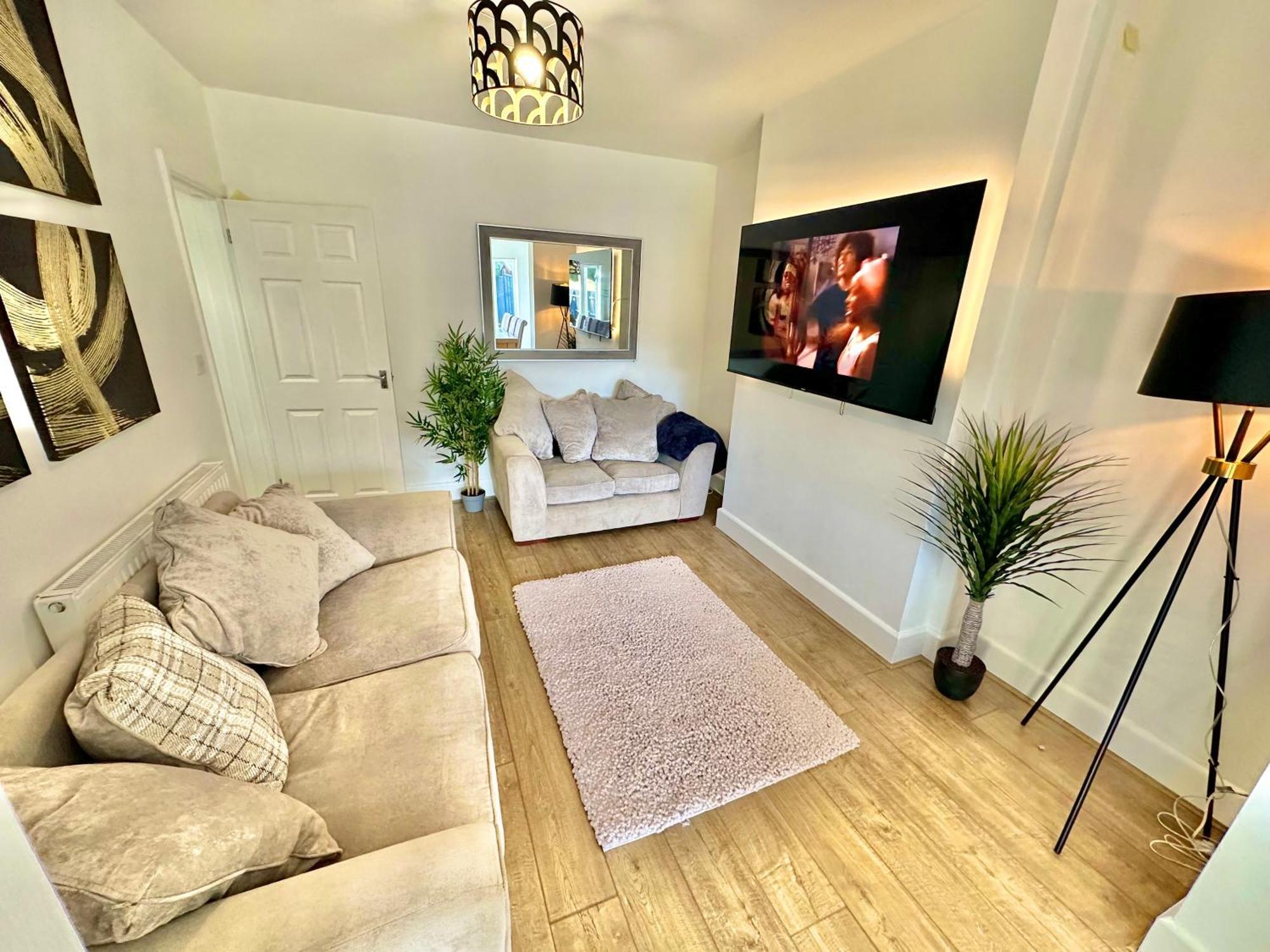 Large Four Bedroom - With Hot Tub And Parking - Sleeps 8 Poole Exteriér fotografie