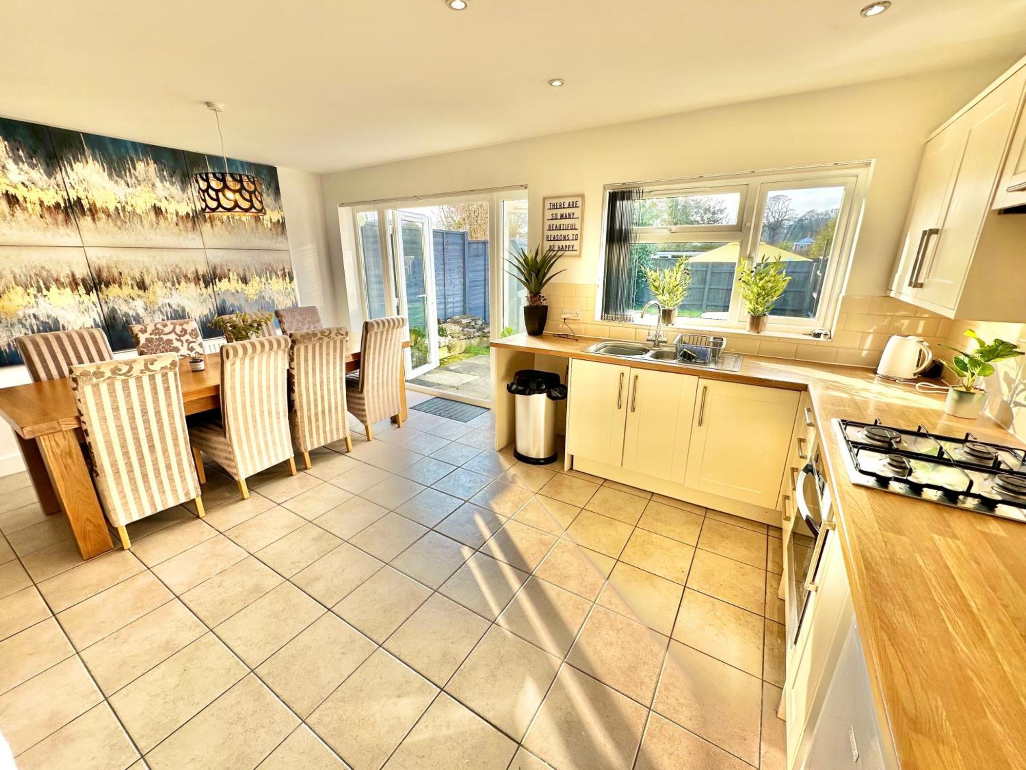 Large Four Bedroom - With Hot Tub And Parking - Sleeps 8 Poole Exteriér fotografie