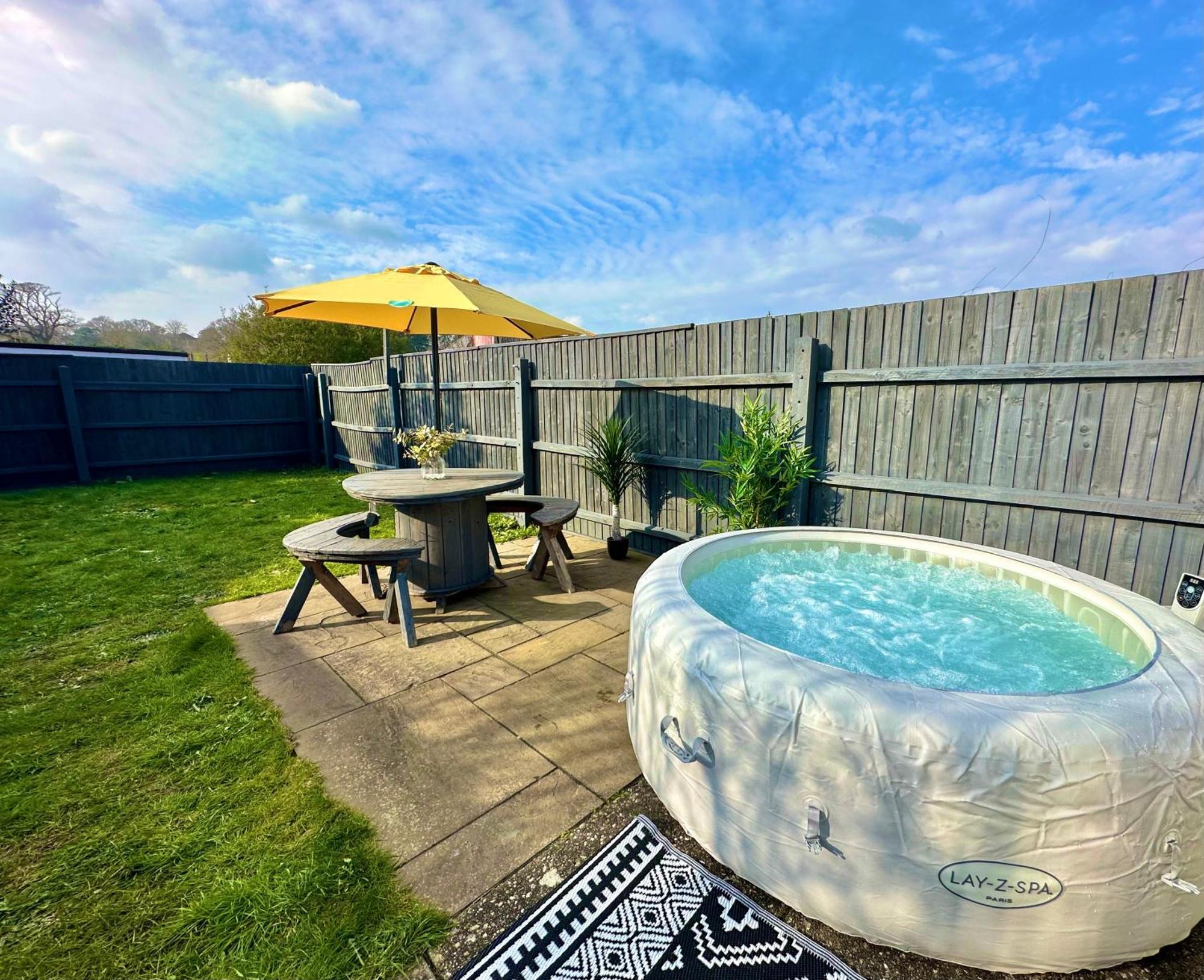 Large Four Bedroom - With Hot Tub And Parking - Sleeps 8 Poole Exteriér fotografie