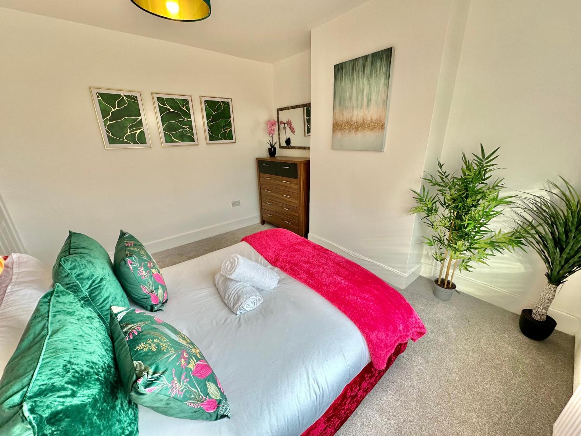 Large Four Bedroom - With Hot Tub And Parking - Sleeps 8 Poole Exteriér fotografie