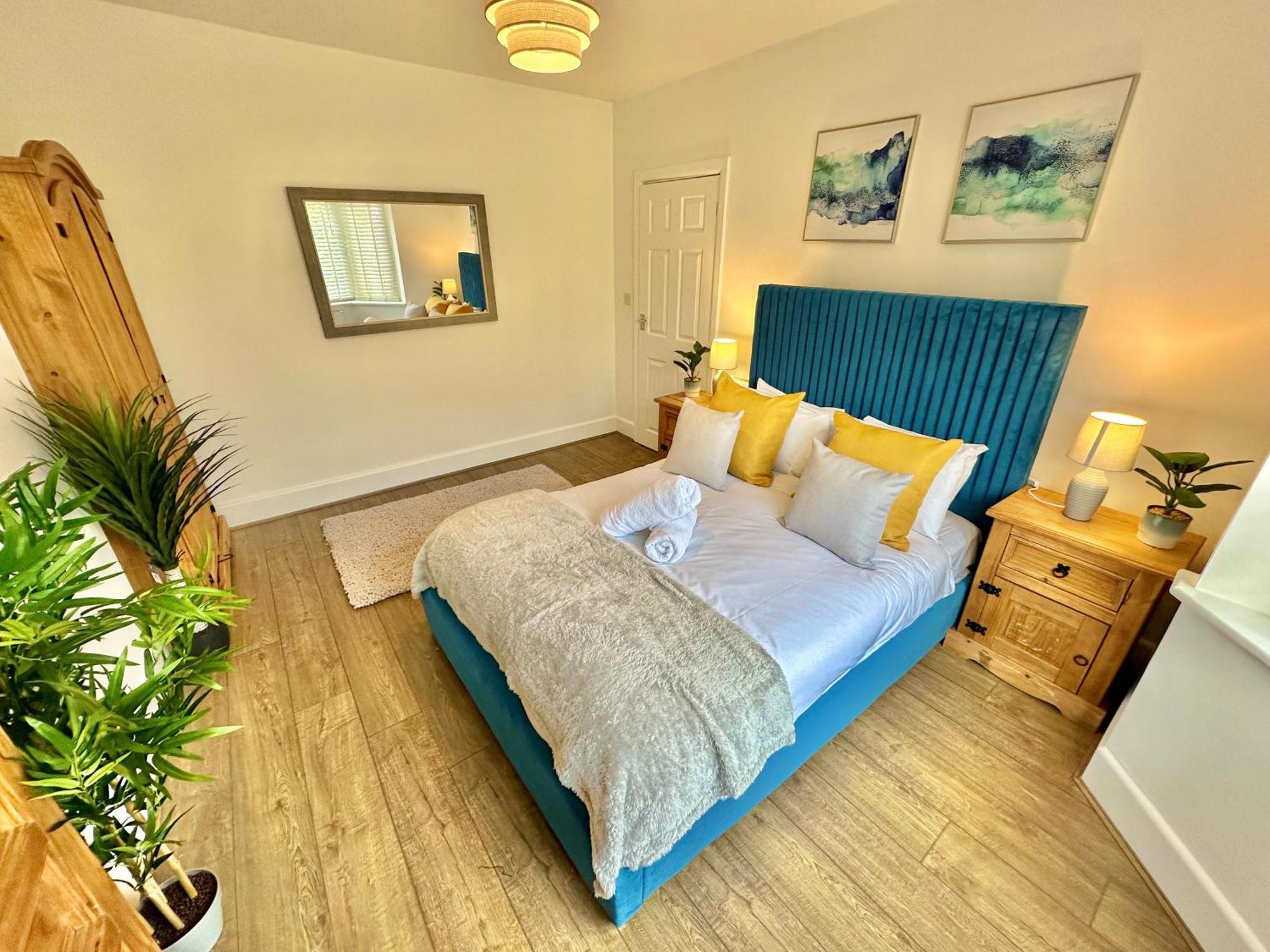 Large Four Bedroom - With Hot Tub And Parking - Sleeps 8 Poole Exteriér fotografie