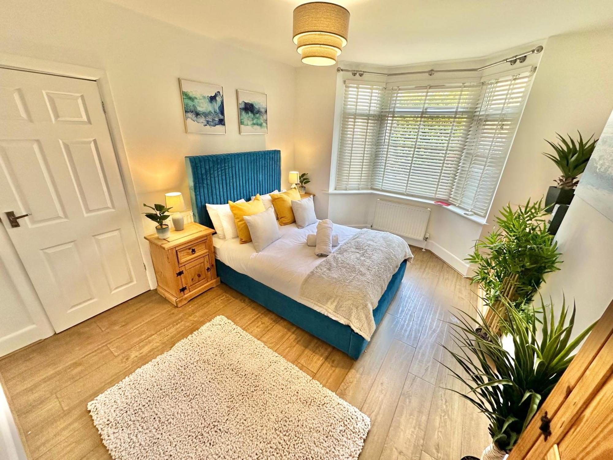 Large Four Bedroom - With Hot Tub And Parking - Sleeps 8 Poole Exteriér fotografie