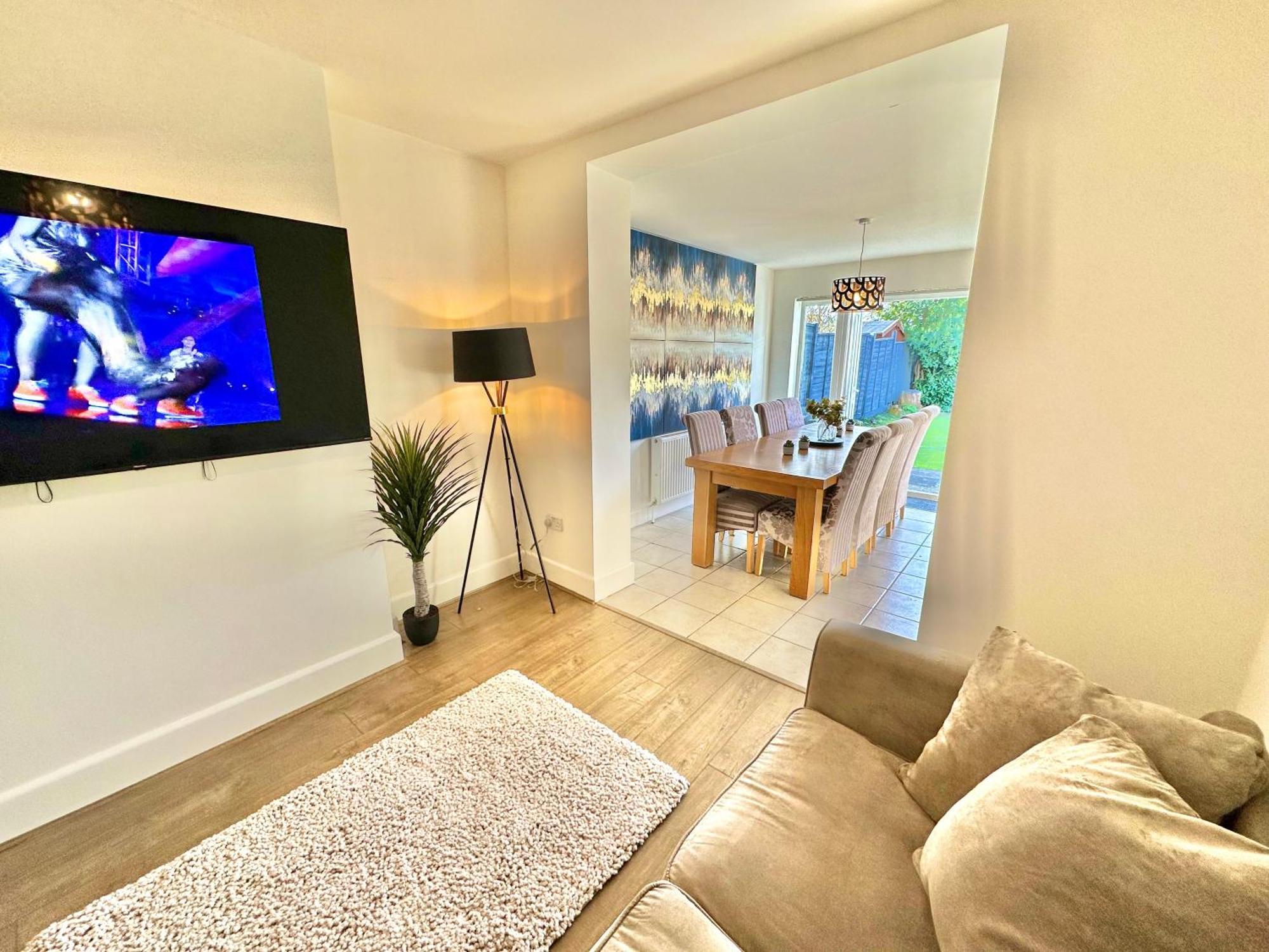 Large Four Bedroom - With Hot Tub And Parking - Sleeps 8 Poole Exteriér fotografie