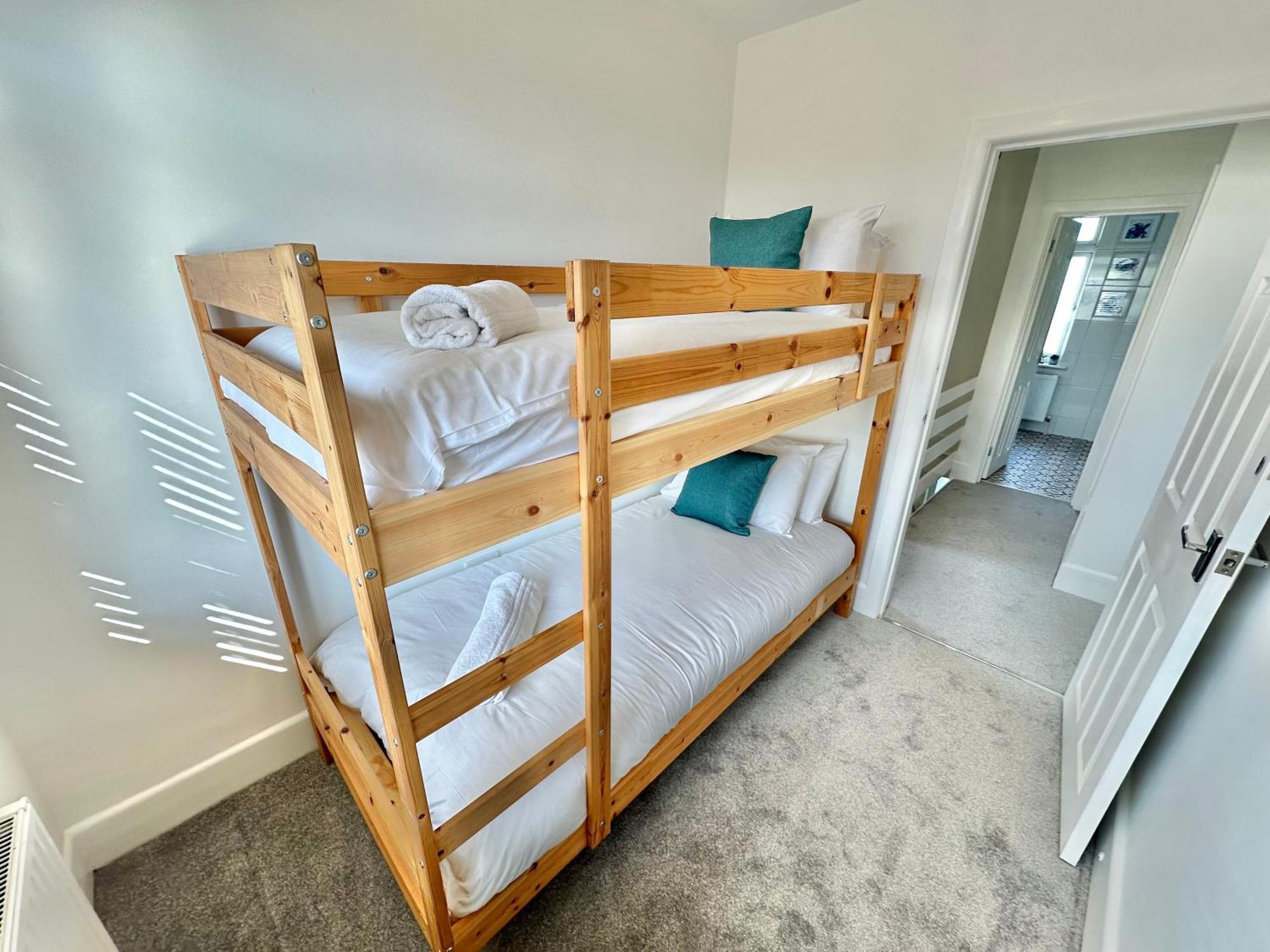 Large Four Bedroom - With Hot Tub And Parking - Sleeps 8 Poole Exteriér fotografie